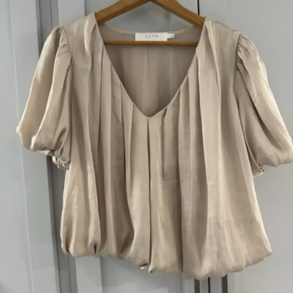 ASTR THE LABEL Women's Bubble Hem Short Sleeve V-Neck Blouse Top Champagne Small - Picture 5 of 8